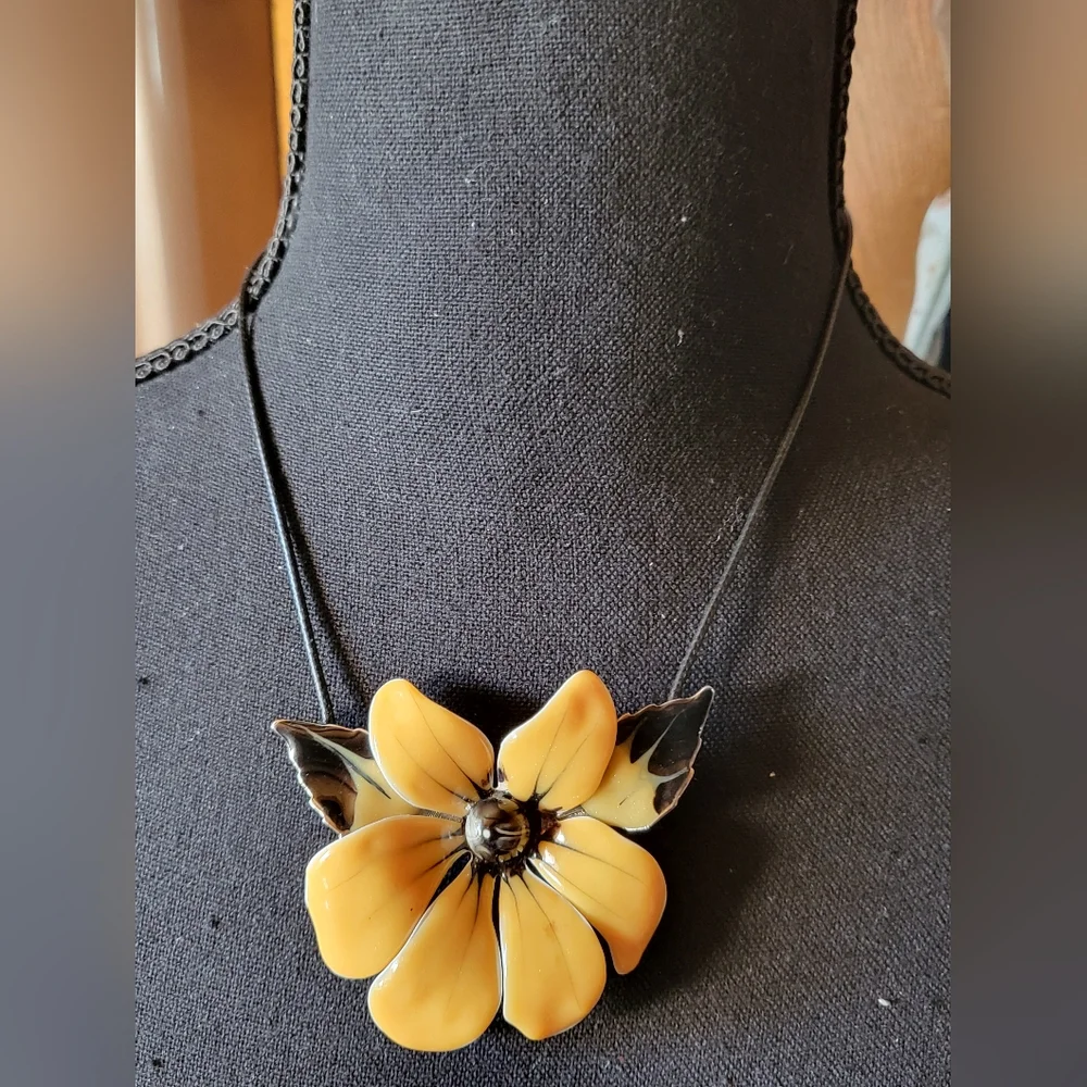 Yellow and Black Flower Pendant‎